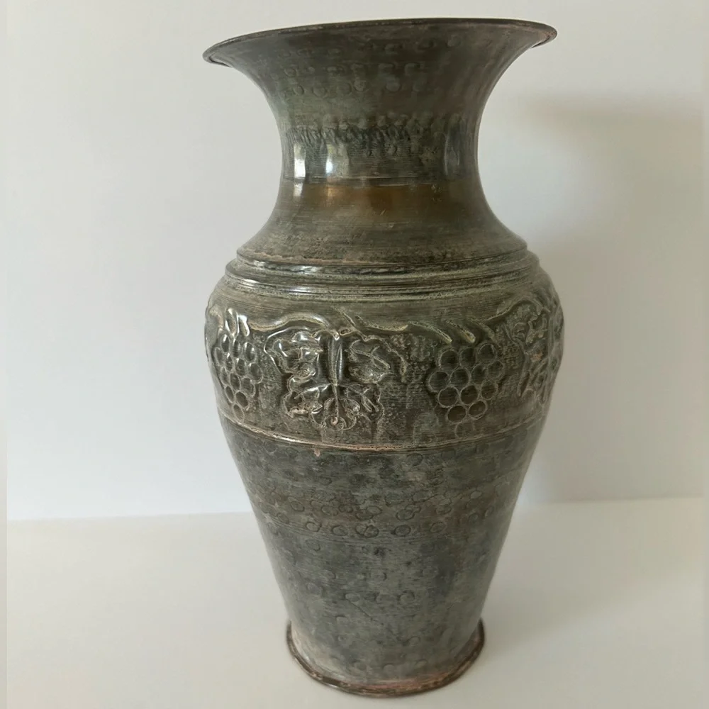 Vintage 10” Hosley Pickled Finish Metal Embossed Grape Design Vase - NWT - Picture 6 of 8